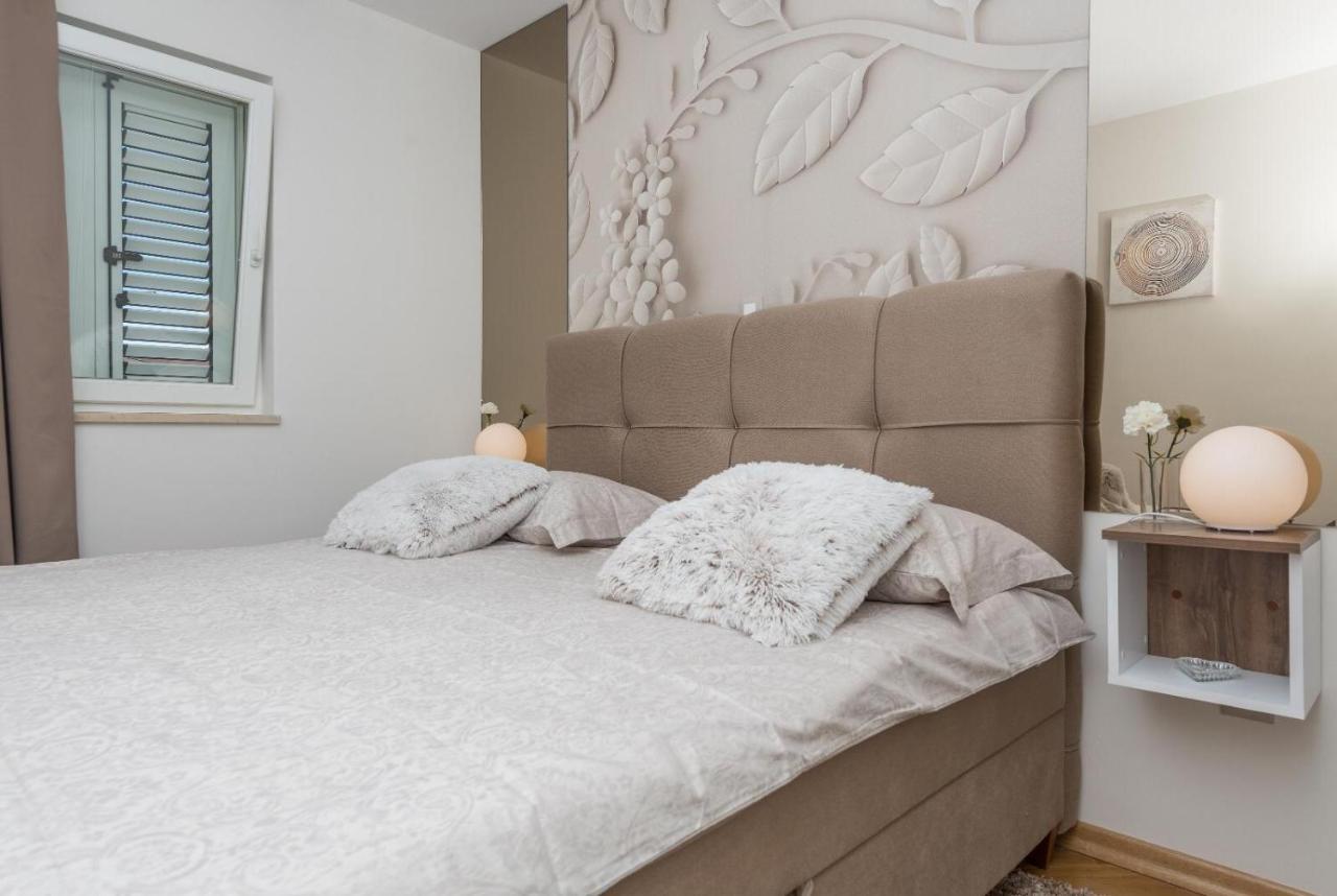 Chic Apartment Zoja Near Beach With Free Parking มาคาร์สกา ภายนอก รูปภาพ
